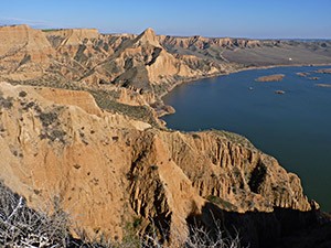 Views of the sandstone cliffs of the Castrejón reservoir © John Muddeman